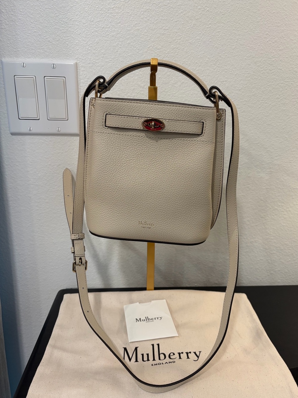 The Mulberry Mini Islington Leather Bucket Bag in Chalk